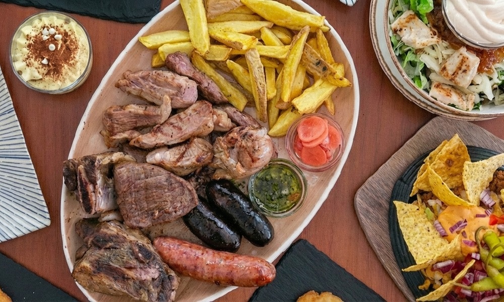 Menú de parrillada con bebida y postre