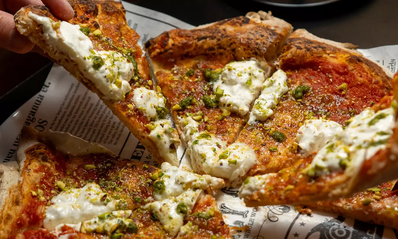 2 o 4 pizzas para llevar o consumir en el local, con opción a bebidas