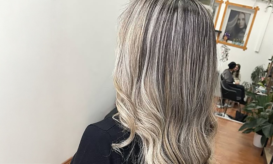 Image 1: Waschen, Schneiden & Föhnen oder Ansatzfarbe, Strähnen oder Balayage