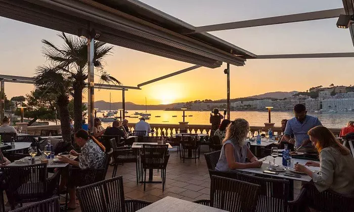 Menú mediterráneo para 2 o 4 con postres y vino con vistas al mar