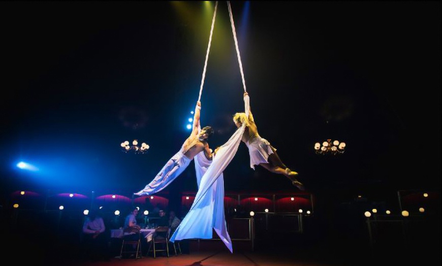 Image 3: Sous le Chapitô, l'émerveillement vous attend avec un repas-spectacle