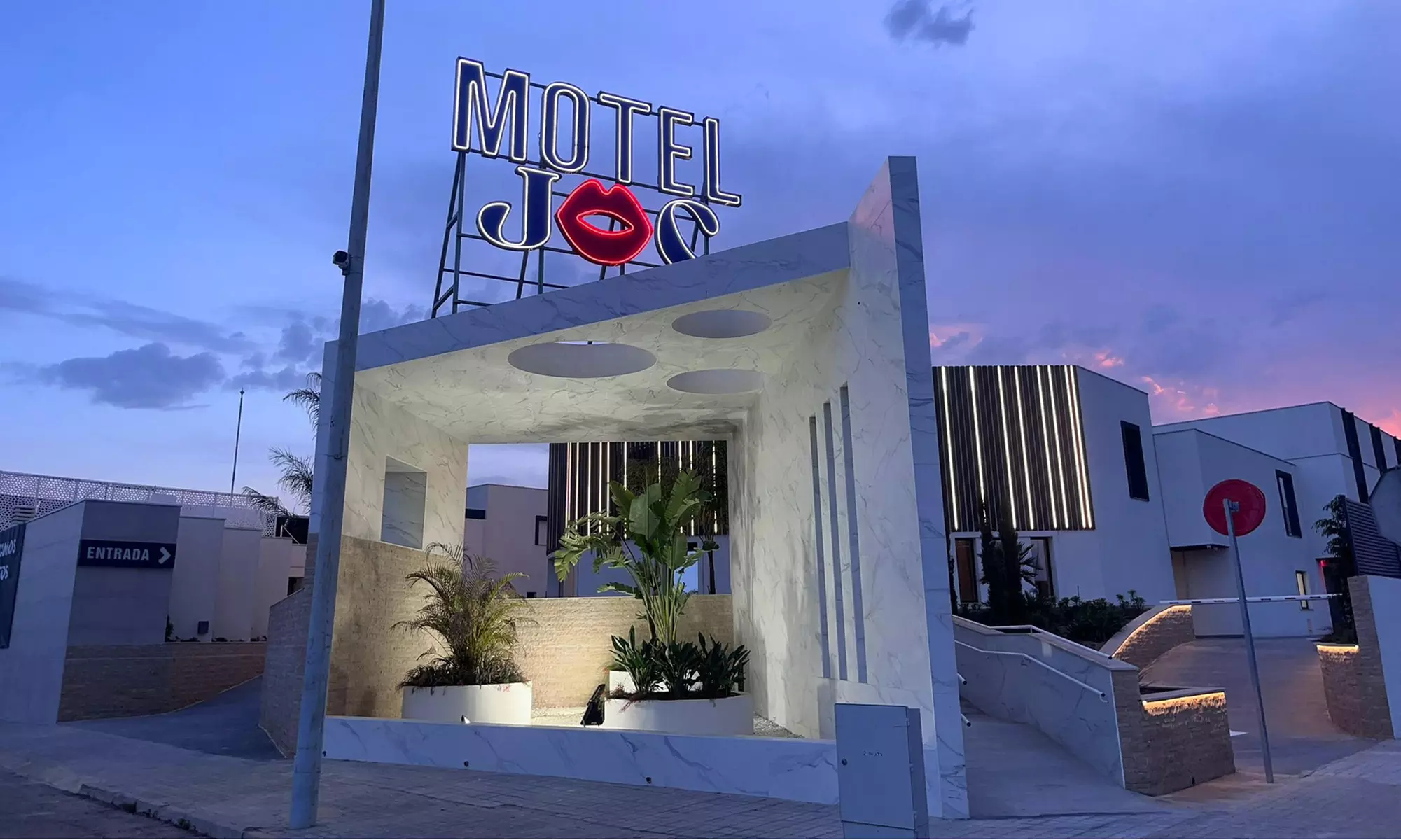 Valencia: suite con botella Vino blanco y decoración de pétalos