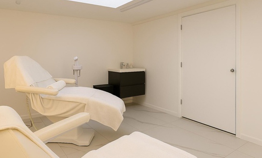 Image 2: Intensieve bindweefsel Face Boost: een moment van rust en verzorging