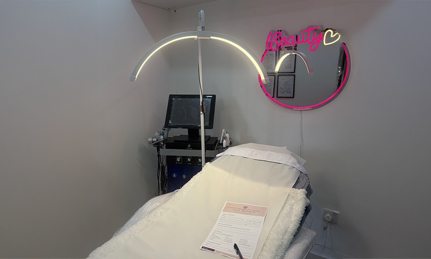 Image 2: Choice of Half Legs, Underarm, Brazilian, or Hollywood Waxing Session