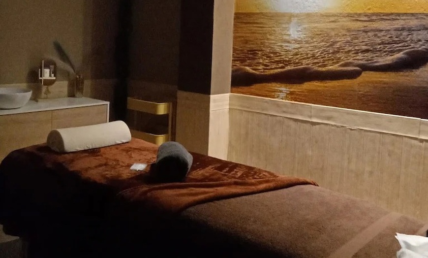 Image 4: Ritual de masaje con aromaterapia y opción a craneofacial para 1 o 2 