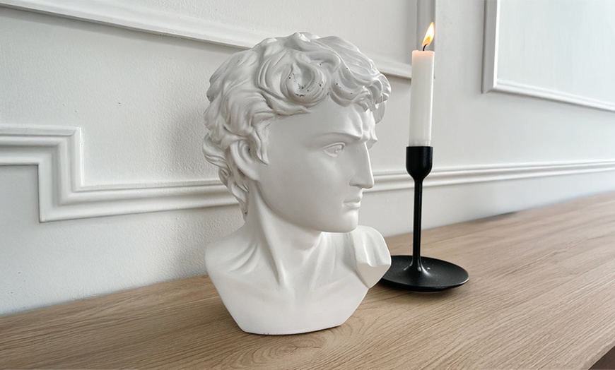 Image 6: Sourcils restructurés et cils recourbés