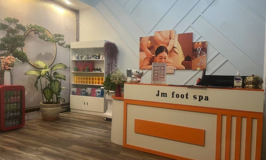 Image 5: 90-Min Couples or 60-Min Deluxe Body Massage w/ Hot Stones & Hot Towel