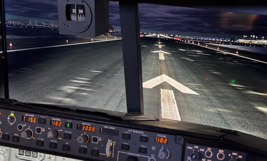 Image 5: Explore with a 60 or 90-minute 737 Boeing Flight Simulator Experience