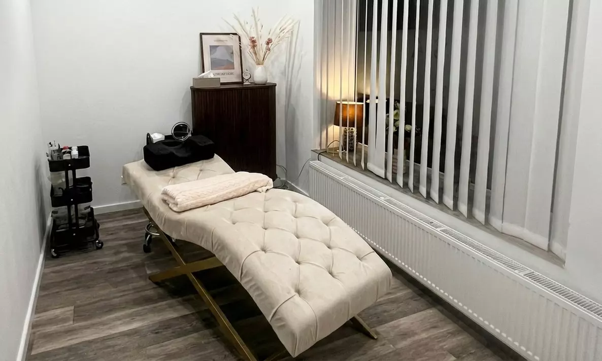 Kosmetische Fußpflege mit Fußbad, Nagellack/Shellac und Fuß-Massage