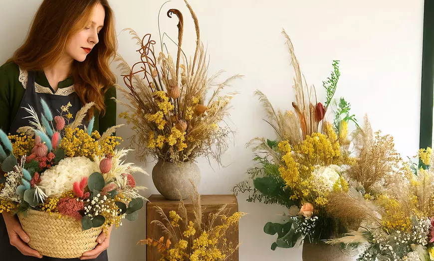 Image 3: Taller de flores secas con barra libre de cerveza