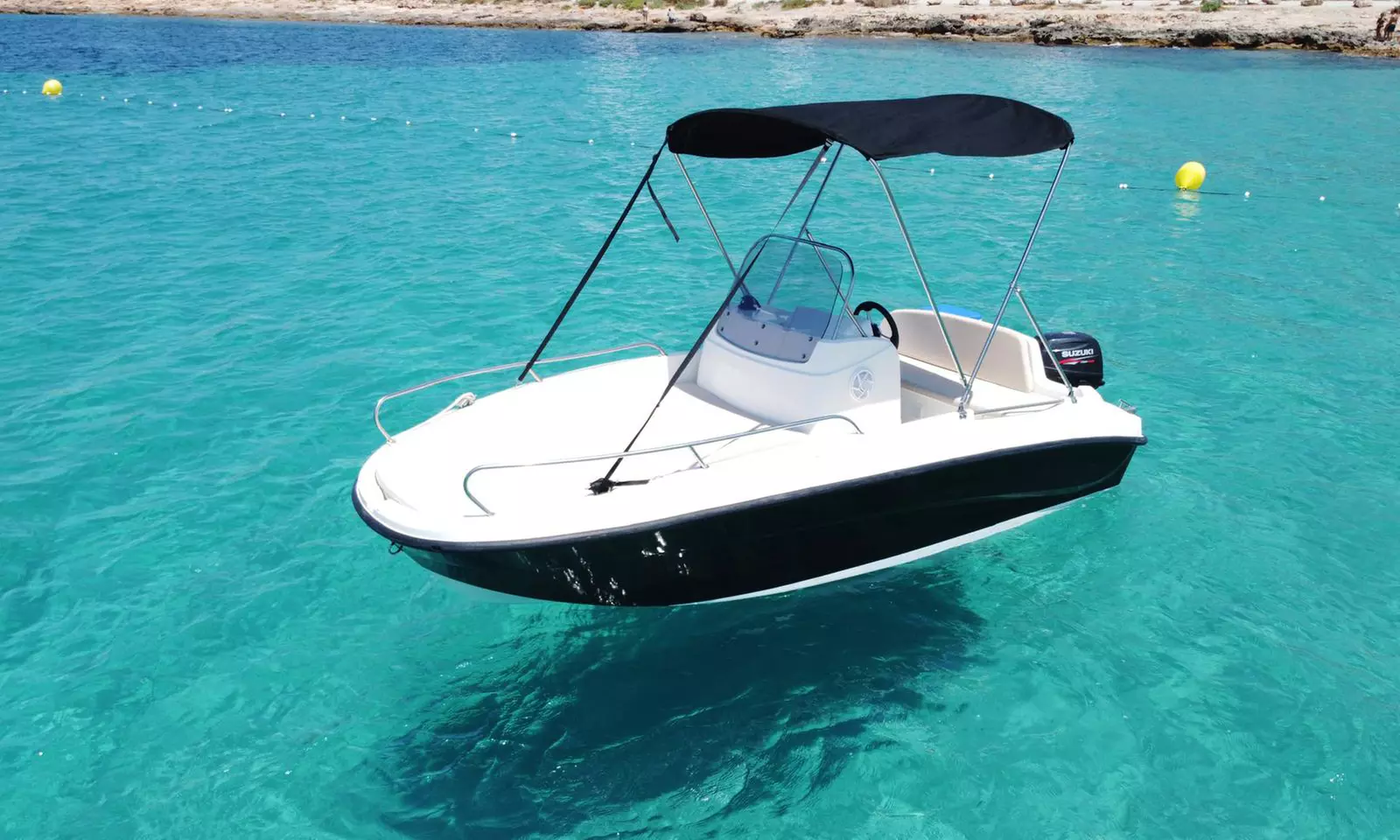 Alquiler de barco sin titulación durante 4 horas para hasta 8 personas