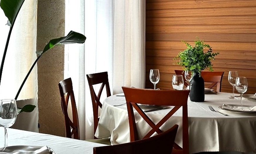 Image 1: Paella para 2 o 4 personas con entrante, postre y bebida