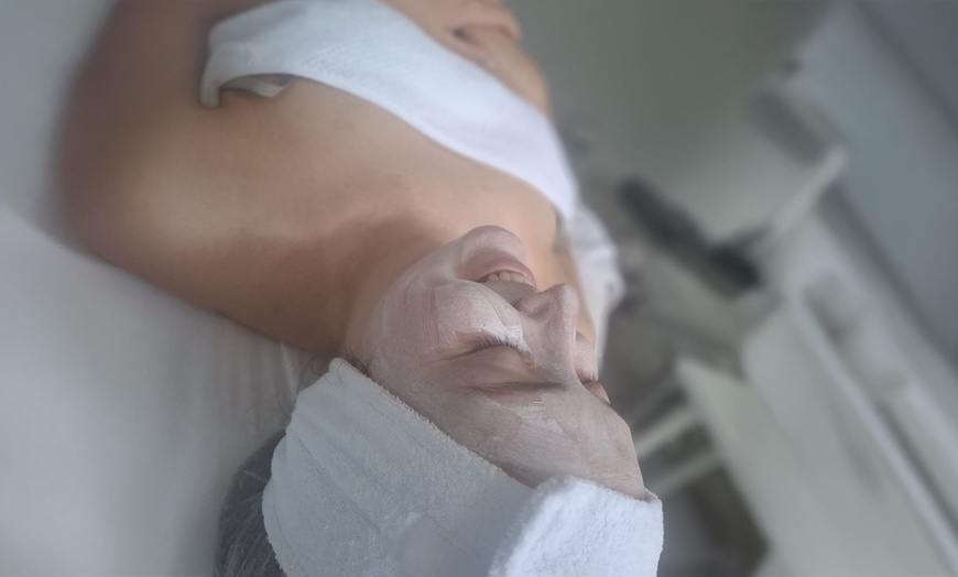 Image 2: Ontspannende gelaatsverzorging die huid én geest tot rust brengt