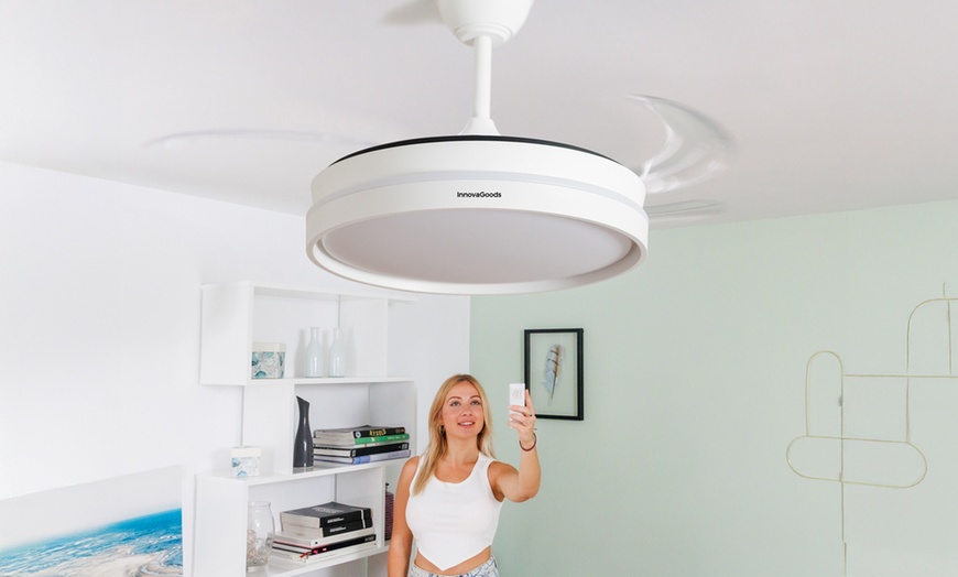 Image 1: Ventilador de techo silencioso con aspas retráctiles, de InnovaGoods