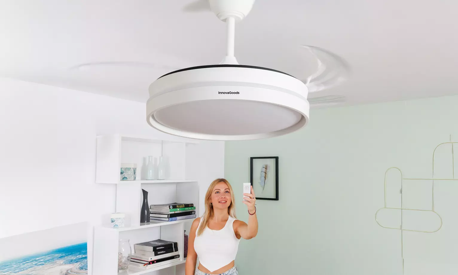 Ventilador de techo silencioso con 6 velocidades, luz led y aspas retráctiles, de InnovaGoods - Primary Image