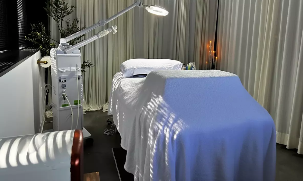 60-Minute 1, 3, or 5x Choice-of-Facial (Acne Facial or HydraFacial)