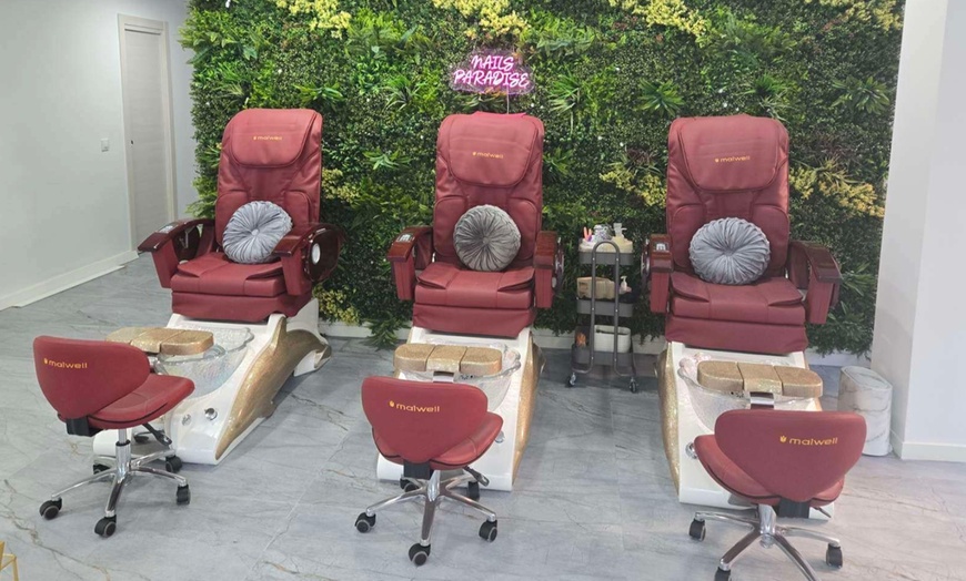 Image 5: Manicura o pedicura con esmaltado normal o semipermanente 