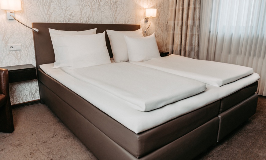 Image 8: Mosel: Doppelzimmer mit Frühstück, Kuchenbuffet und Bio-Sauna