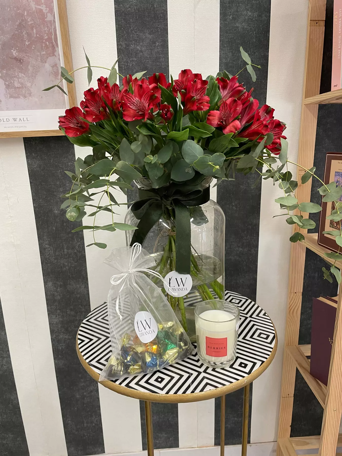 Ramos Luwanda: Especial San Valentín con Bombones y Flores Naturales