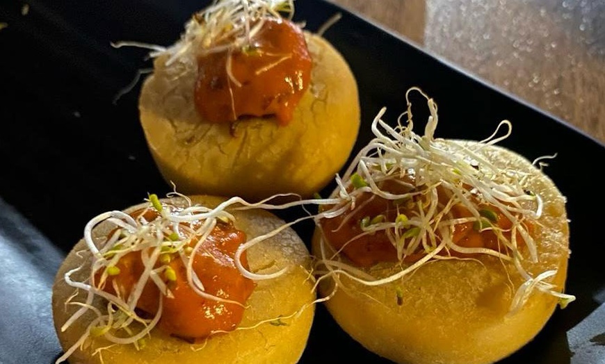 Image 2: Menú mediterráneo para 2 o 4 personas con postre y bebida