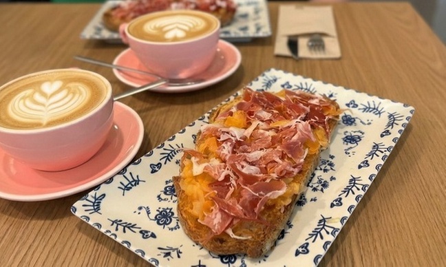 Date un festín con un brunch con platos salados y dulces en Succu
