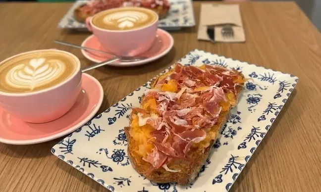 Date un festín con un brunch con platos salados y dulces en Succu