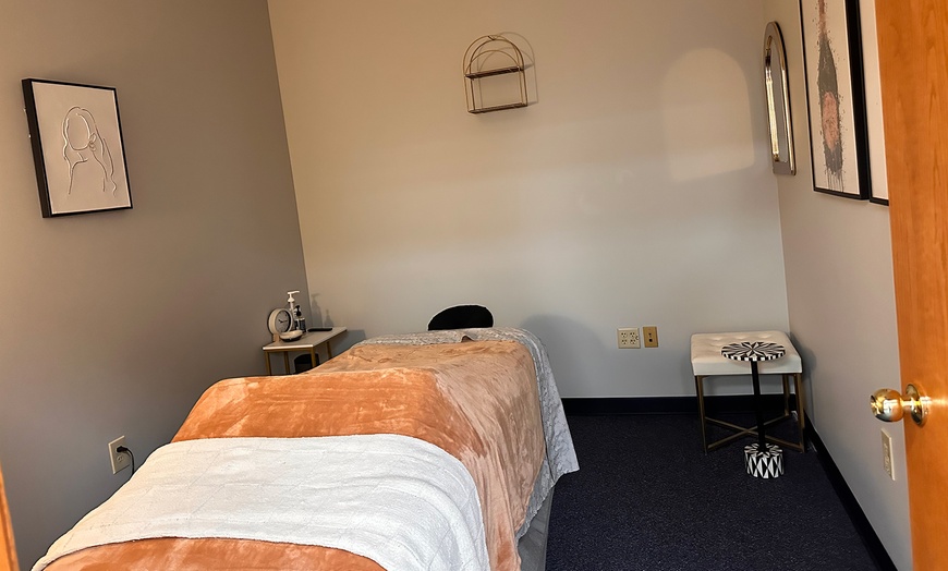 Image 2: Relax with 60, 90 or 120-Minute Ritual Relief Massage