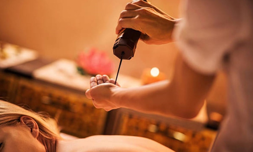 Image 5: Masaje relajante con opción a craneofacial o reflexología podal para 1