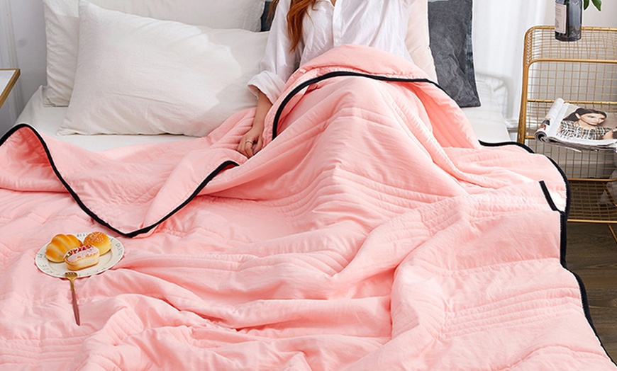 Image 3: Cooling Quilt Air Condition Lightweight Blanket