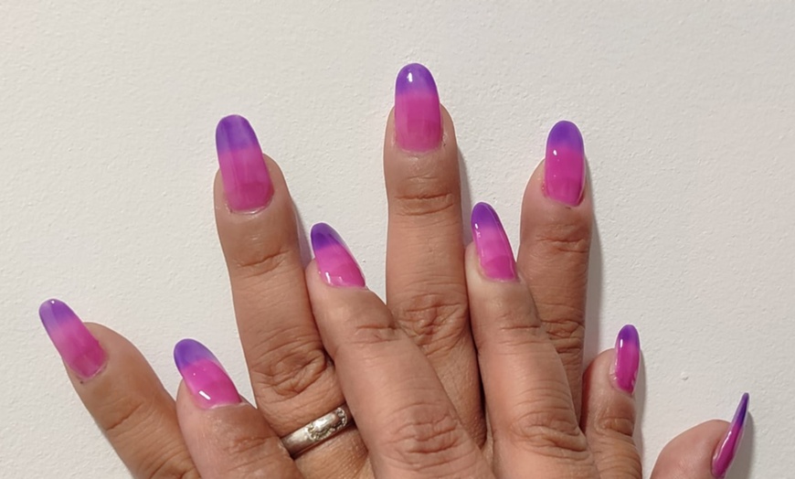 Image 3: 1 o 3 sesiones de manicura o pedicura para 1 persona