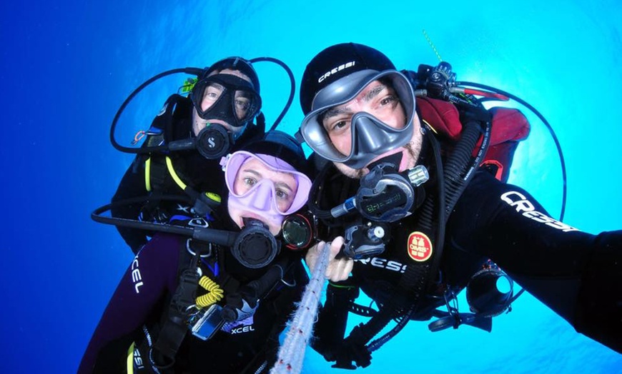 Image 1: Bautismo de buceo para 1 o 2 personas con Buceo Pandora