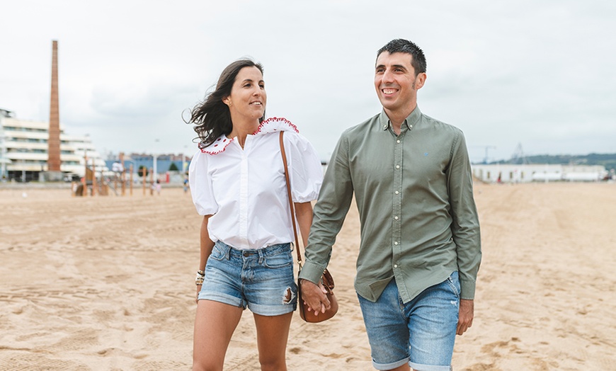 Image 2: Sesión de fotos en pareja en la playa o cualquier lugar de Gijón
