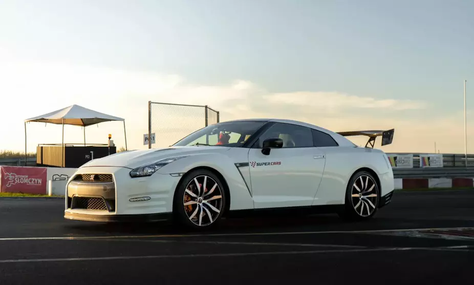 Jazda za kierownicą super auta ze szkoleniem i filmem – wiele torów