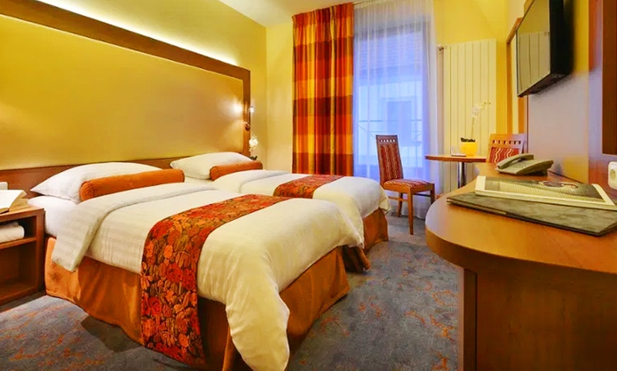 Image 4: Bei Prag: 2-3 Nächte für Zwei mit Frühstück, 1x Dinner & Wellness