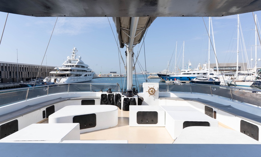 Image 8: Paseo de 1 hora en catamarán a vela por la costa de Barcelona