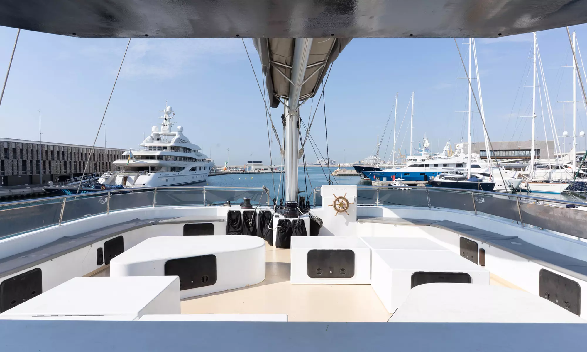 Paseo de 1 hora en catamarán a vela por la costa de Barcelona