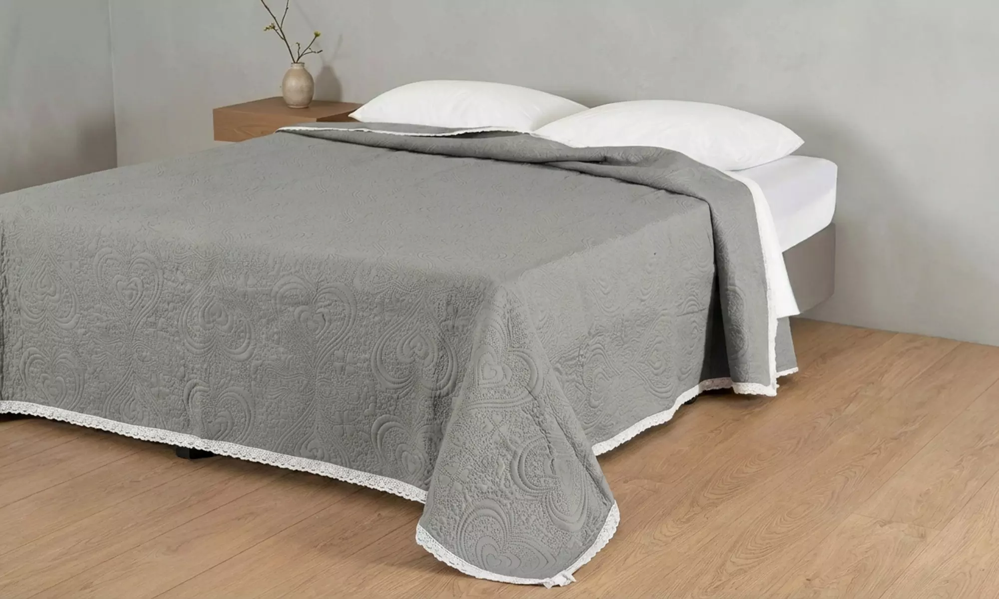 Gewatteerde sprei met kanten ruches