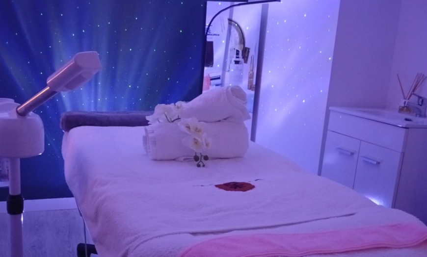 Image 6: Microneedling con vitaminas en rostro, cuello y escote para 1 persona