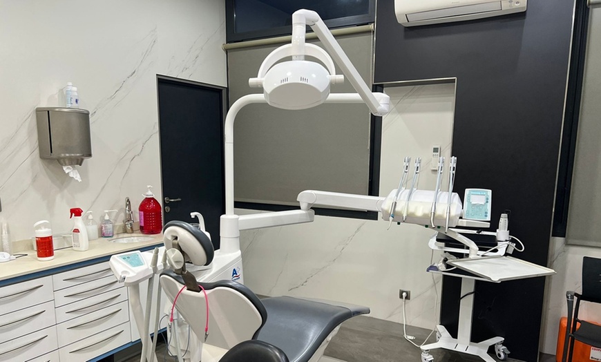 Image 2: 1 o 2 sesiones de limpieza bucal con opción a blanqueamiento 