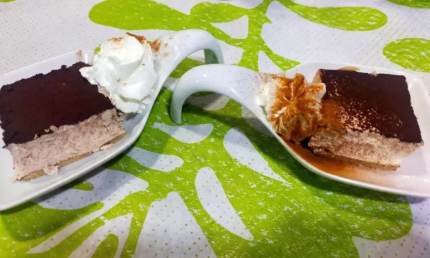 Menú con 6 raciones, postres y botella de vino para hasta 5 personas