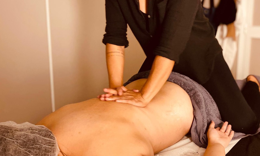 Image 2: Masaje relajante o descontracturante en pareja de 30, 45 o 60 minutos