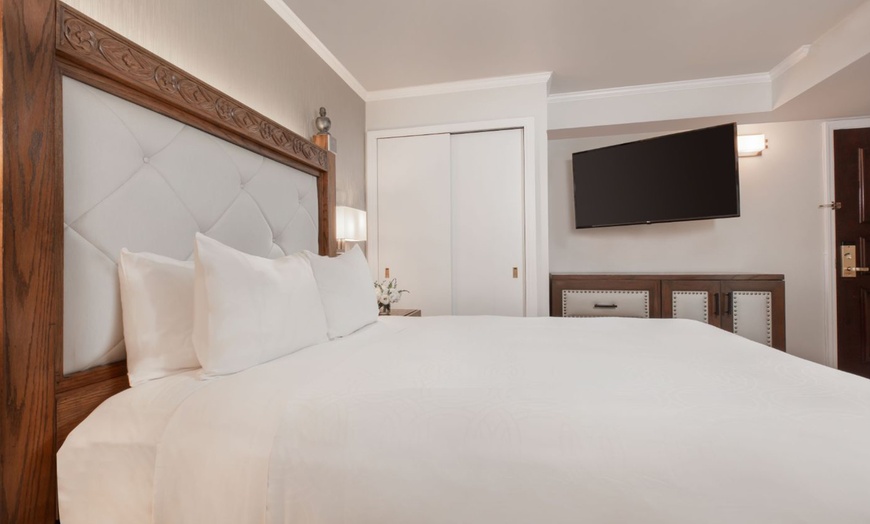 Image 16: Midtown Manhattan hotel near Grand Central w/ Grab and Go credit