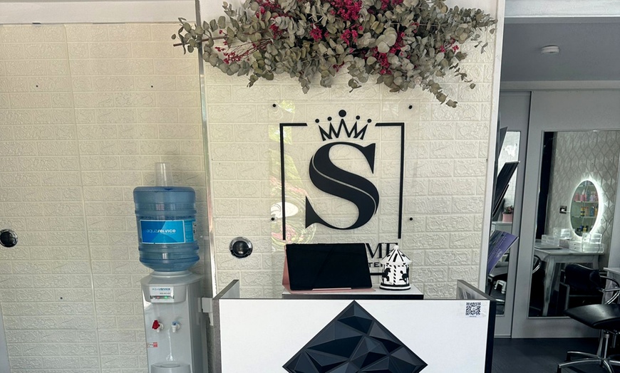 Image 9: Manicura y/o pedicura con esmaltado y opción a primera puesta de uñas