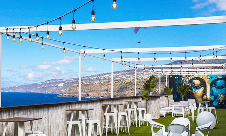 Image 1: Acceso con comida y bebida a rooftop con opción a mojito para 2