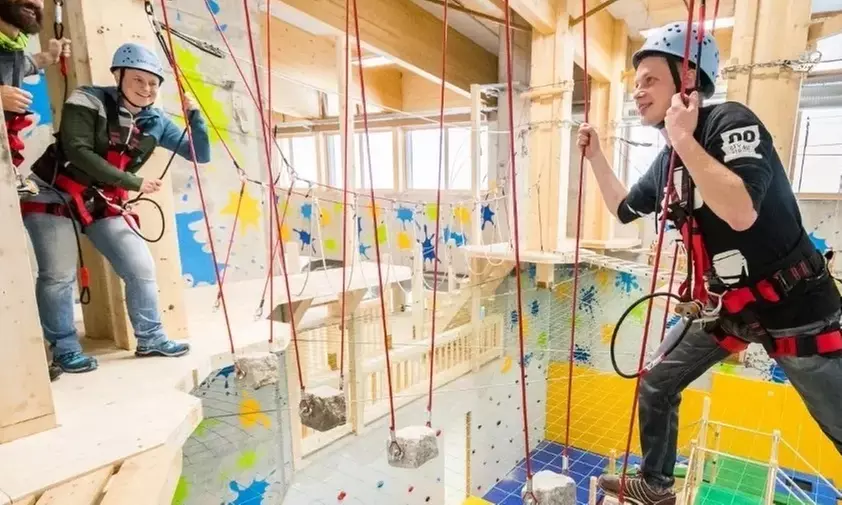 Klettern für Klein & Groß: 60 Min. Indoor Climbing für Erwachsene, Jugendliche oder Kinder (bis 18% sparen) - Primary Image