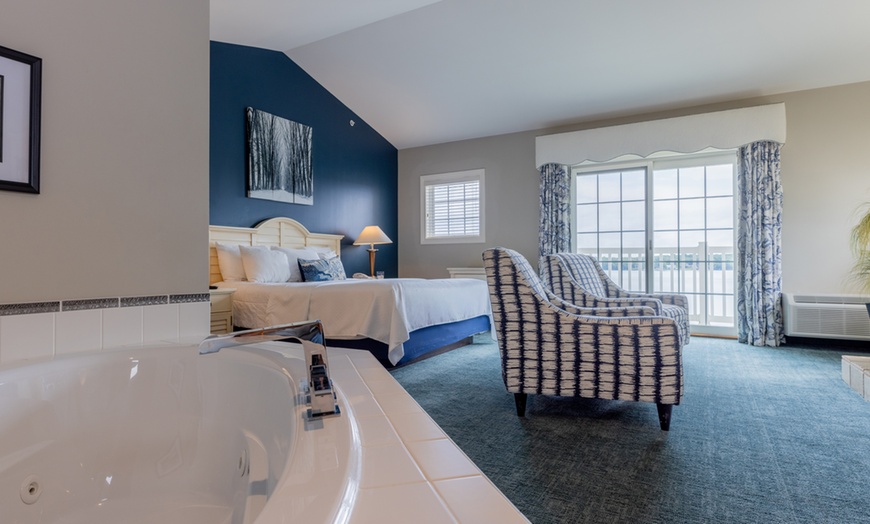 Image 7: Lakeside Resort in the Michigan With Breakfast & Scenic Views