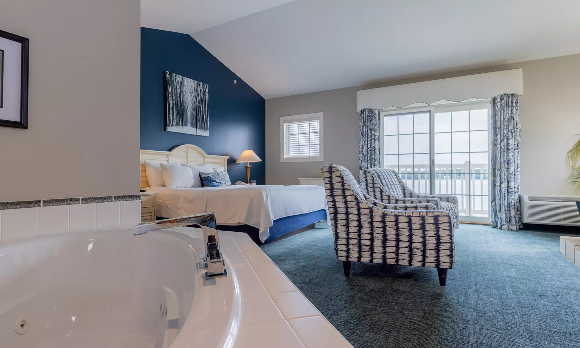 Lakeside Resort in the Michigan With Breakfast & Scenic Views