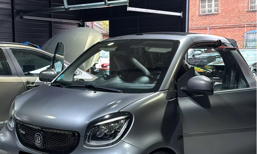 Außen- und Innenreinigung mit optionaler Hochglanzpolitur für 1 Pkw