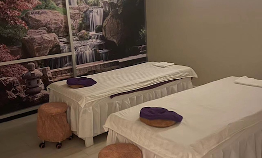 Image 4: Couples 60-Minute Deluxe Body Massage with Essential Oils & Hot Stones