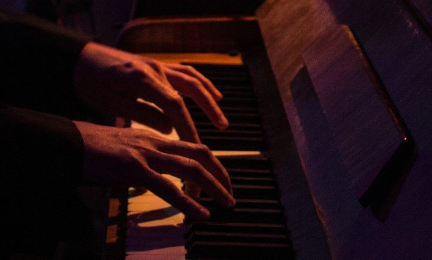 Image 1: Ein Abend zu Zweit mit Live-Piano, Champagner, Currywurst & Pommes